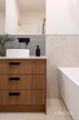 https://images.listonce.com.au/custom/160x/listings/2-silver-leaf-court-seville-vic-3139/070/01779070_img_20.jpg?ob8l0xsNfUY