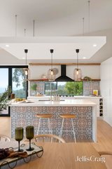 https://images.listonce.com.au/custom/160x/listings/2-uplands-road-yarra-glen-vic-3775/549/01908549_img_07.jpg?A4aIpBF_WQU