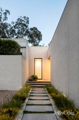 https://images.listonce.com.au/custom/160x/listings/2-woodlands-close-park-orchards-vic-3114/858/01907858_img_02.jpg?AvdO5MdLIqI