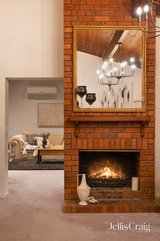 https://images.listonce.com.au/custom/160x/listings/20-larne-avenue-donvale-vic-3111/168/01947168_img_06.jpg?Fq0zqS2yn6I