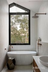 https://images.listonce.com.au/custom/160x/listings/20-lilicur-road-montmorency-vic-3094/077/01817077_img_15.jpg?KUT0ymmp6gU
