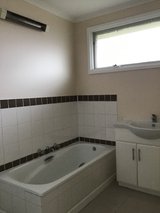 https://images.listonce.com.au/custom/160x/listings/20-smeaton-close-lara-vic-3212/775/01811775_img_14.jpg?T0vSb6nTELY