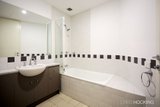 https://images.listonce.com.au/custom/160x/listings/20488-beach-street-port-melbourne-vic-3207/727/01915727_img_09.jpg?QaASyNXSj2A