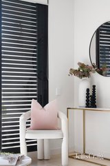 https://images.listonce.com.au/custom/160x/listings/20533-cliveden-close-east-melbourne-vic-3002/100/01771100_img_07.jpg?iIBc0V7qyJk
