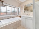 https://images.listonce.com.au/custom/160x/listings/21-de-havilland-avenue-strathmore-heights-vic-3041/078/00848078_img_07.jpg?ez3wqieiO58