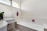 https://images.listonce.com.au/custom/160x/listings/21-smithdene-avenue-ringwood-east-vic-3135/043/01095043_img_10.jpg?t8FdfZjEdis