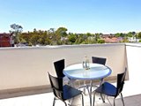 https://images.listonce.com.au/custom/160x/listings/211-3-carre-street-elsternwick-vic-3185/272/01792272_img_01.jpg?m0hLRsEQWQw