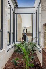 https://images.listonce.com.au/custom/160x/listings/215-looker-road-montmorency-vic-3094/824/01329824_img_05.jpg?C5pIZ2UiS9M
