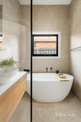 https://images.listonce.com.au/custom/160x/listings/215-raleigh-street-thornbury-vic-3071/539/01990539_img_21.jpg?_bG-effLG8I