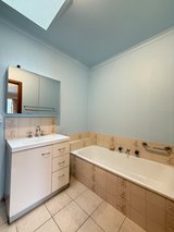 https://images.listonce.com.au/custom/160x/listings/216-herald-street-cheltenham-vic-3192/877/01719877_img_05.jpg?kgaCWIeawOQ