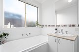 https://images.listonce.com.au/custom/160x/listings/217-wimbledon-court-mooroolbark-vic-3138/921/01938921_img_10.jpg?7mUbdD1coII
