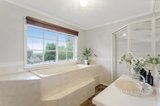 https://images.listonce.com.au/custom/160x/listings/22-elana-court-croydon-north-vic-3136/590/01186590_img_09.jpg?UYMd7vojIAI