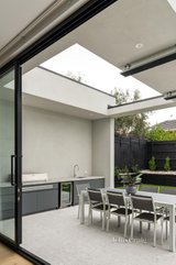 https://images.listonce.com.au/custom/160x/listings/22-jeffrey-street-bentleigh-vic-3204/727/01700727_img_24.jpg?ItQH27sd-Ew