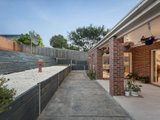 https://images.listonce.com.au/custom/160x/listings/22-kimberley-way-bulleen-vic-3105/813/01630813_img_14.jpg?vWcVDtNoH0w