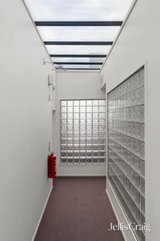 https://images.listonce.com.au/custom/160x/listings/2222-howard-street-north-melbourne-vic-3051/453/01813453_img_10.jpg?uTbABDx27xU