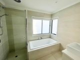 https://images.listonce.com.au/custom/160x/listings/236-rosehill-road-niddrie-vic-3042/295/01734295_img_12.jpg?nWC0nlGNtv4