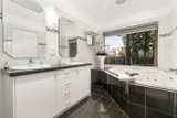https://images.listonce.com.au/custom/160x/listings/24-the-glen-donvale-vic-3111/152/01841152_img_03.jpg?5jPLSB17lCw