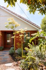 https://images.listonce.com.au/custom/160x/listings/24-victoria-road-northcote-vic-3070/332/01629332_img_03.jpg?q1lDv4PnSAk