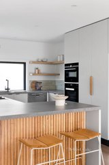 https://images.listonce.com.au/custom/160x/listings/244-beach-road-hampton-vic-3188/033/01692033_img_07.jpg?XFEGPZNk5TI