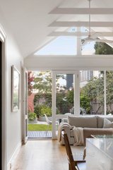 https://images.listonce.com.au/custom/160x/listings/248-esplanade-east-port-melbourne-vic-3207/858/01636858_img_13.jpg?WNXSwEZmMoE