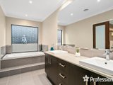 https://images.listonce.com.au/custom/160x/listings/27-kingston-way-mooroolbark-vic-3138/420/01526420_img_08.jpg?wuskCsU7FwI