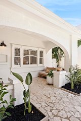 https://images.listonce.com.au/custom/160x/listings/27-mills-street-hampton-vic-3188/582/01680582_img_21.jpg?8W5g9R93G0k