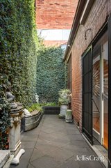 https://images.listonce.com.au/custom/160x/listings/27-sackville-street-collingwood-vic-3066/895/01769895_img_05.jpg?gj3O3TexDpo