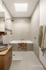 https://images.listonce.com.au/custom/160x/listings/27-shaftesbury-parade-thornbury-vic-3071/494/01980494_img_14.jpg?_AWSdAJoADc