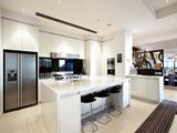 https://images.listonce.com.au/custom/160x/listings/270180-clarendon-street-southbank-vic-3006/716/01731716_img_04.jpg?o_4Gpak3J6E