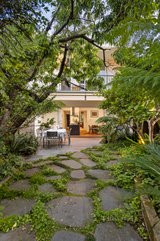 https://images.listonce.com.au/custom/160x/listings/276-albert-road-south-melbourne-vic-3205/921/01600921_img_13.jpg?r54-EKTZASM