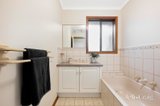 https://images.listonce.com.au/custom/160x/listings/28-bridges-avenue-mooroolbark-vic-3138/572/01986572_img_07.jpg?ww4u9KplzWM