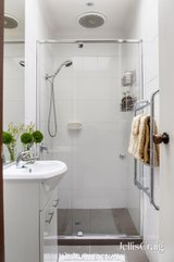 https://images.listonce.com.au/custom/160x/listings/28-latham-street-ivanhoe-vic-3079/427/01939427_img_13.jpg?gKKSelGCv80