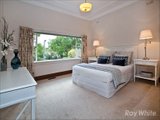 https://images.listonce.com.au/custom/160x/listings/29-celia-street-glen-iris-vic-3146/719/01658719_img_09.jpg?pNpy8QKWhG8
