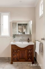 https://images.listonce.com.au/custom/160x/listings/29-raleigh-street-thornbury-vic-3071/166/01767166_img_13.jpg?LPUXiAGsKEE