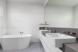 https://images.listonce.com.au/custom/160x/listings/3-the-avenue-ocean-grove-vic-3226/105/01681105_img_13.jpg?GeYdLTihJOA