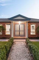 https://images.listonce.com.au/custom/160x/listings/3-zelkova-terrace-bundoora-vic-3083/452/01455452_img_21.jpg?RLPpQoPtmdU