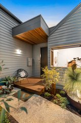 https://images.listonce.com.au/custom/160x/listings/30-epworth-street-ocean-grove-vic-3226/735/01370735_img_13.jpg?qhG_TxppGRw