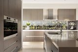https://images.listonce.com.au/custom/160x/listings/30-upland-road-strathmore-vic-3041/895/01977895_img_09.jpg?TS4xvUH-C_I
