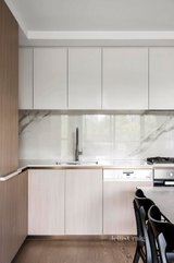 https://images.listonce.com.au/custom/160x/listings/305108-haines-street-north-melbourne-vic-3051/105/01298105_img_05.jpg?8FfczhL7e4A