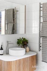 https://images.listonce.com.au/custom/160x/listings/317-hollsmoor-road-camberwell-vic-3124/898/01950898_img_21.jpg?AX-vy14zS7I