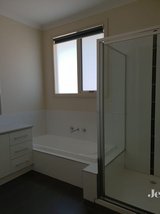 https://images.listonce.com.au/custom/160x/listings/3170-ryans-road-eltham-vic-3095/118/01624118_img_06.jpg?Kpwr4_S1xyE