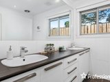 https://images.listonce.com.au/custom/160x/listings/32-larnook-crescent-mooroolbark-vic-3138/497/01526497_img_16.jpg?VVe6CGj7ZmM