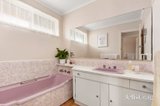 https://images.listonce.com.au/custom/160x/listings/32-riviera-road-avondale-heights-vic-3034/092/01816092_img_09.jpg?cO01Y41Mdxk