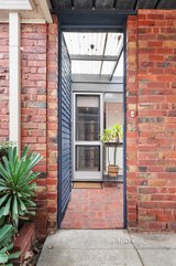 https://images.listonce.com.au/custom/160x/listings/320-wattle-road-hawthorn-vic-3122/305/01197305_img_06.jpg?KKIZoPrAXck