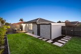 https://images.listonce.com.au/custom/160x/listings/328-embankment-grove-chelsea-vic-3196/961/01623961_img_09.jpg?OVlz1X4mjg0