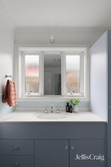 https://images.listonce.com.au/custom/160x/listings/33-rossmoyne-street-thornbury-vic-3071/666/01948666_img_22.jpg?VyQlvuKIVB4