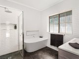 https://images.listonce.com.au/custom/160x/listings/33-strathclyde-crescent-woodend-vic-3442/713/00981713_img_12.jpg?HgVuZnWp8ME