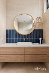 https://images.listonce.com.au/custom/160x/listings/33a-wattle-bird-crescent-barwon-heads-vic-3227/123/01979123_img_07.jpg?gO4uxa4YQYw