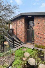 https://images.listonce.com.au/custom/160x/listings/342-gallaghers-road-glen-waverley-vic-3150/979/01949979_img_02.jpg?_YRs4OVusNQ