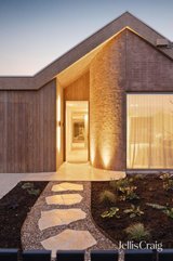 https://images.listonce.com.au/custom/160x/listings/345-rossmoyne-street-thornbury-vic-3071/655/01954655_img_02.jpg?mxjQe5MfX40